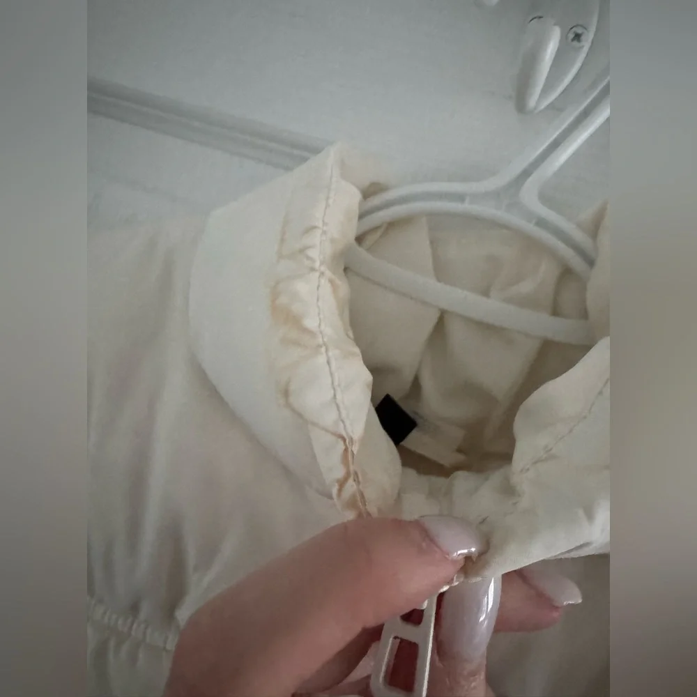 H&M PUFFER VEST LIGHT BEIGE CROPPED SIZE SMALL - Picture 11 of 11